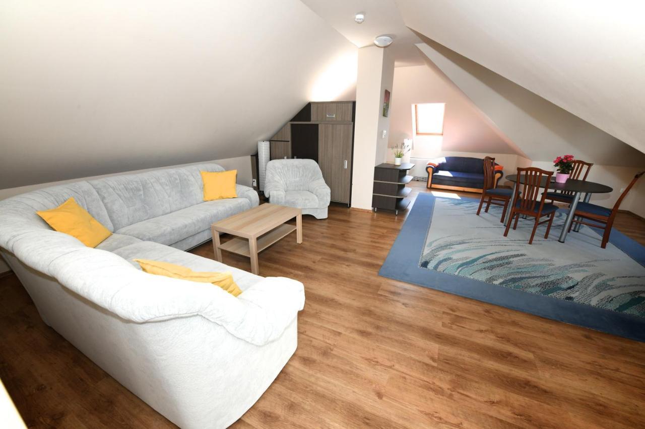 Ezuesthid Hotel Veszprém Екстериор снимка