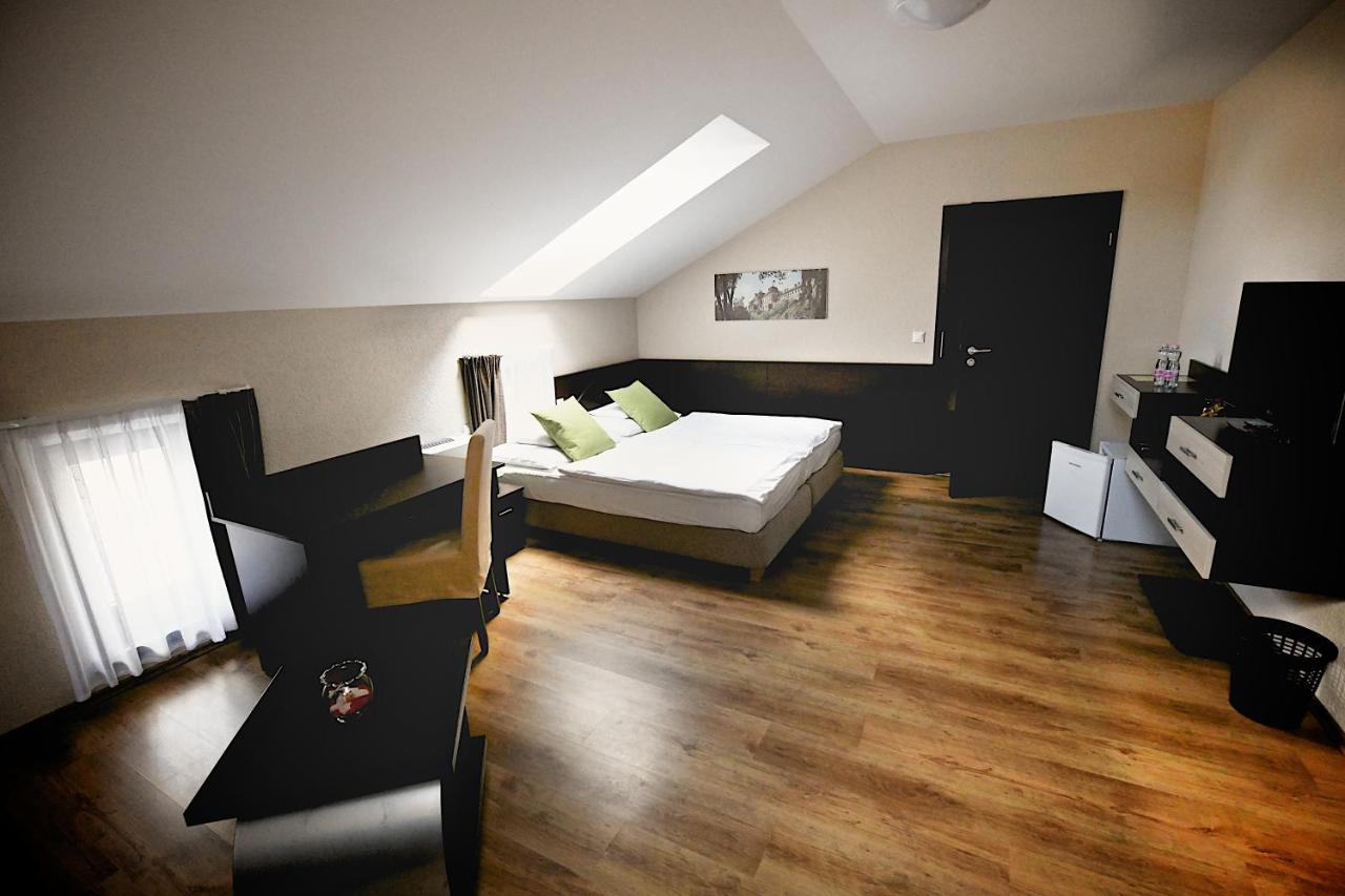 Ezuesthid Hotel Veszprém Екстериор снимка