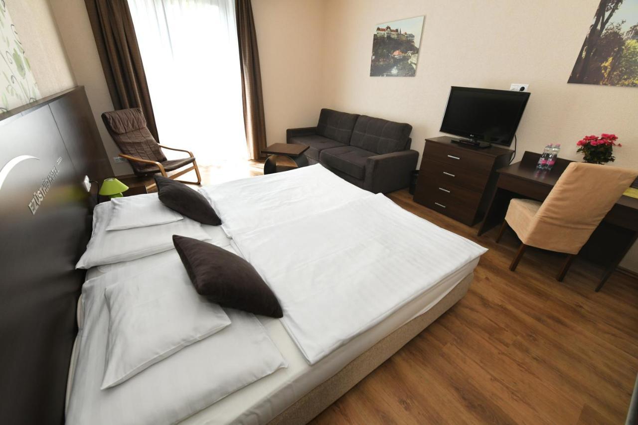 Ezuesthid Hotel Veszprém Екстериор снимка
